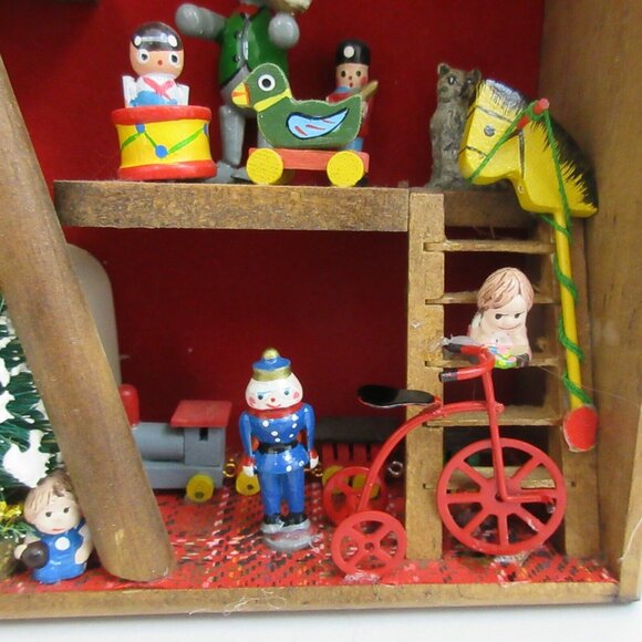 Santa’s Toy Shop Christmas Diorama Shadow Music Box Plays "It's a Small World" - Picture 3 of 12